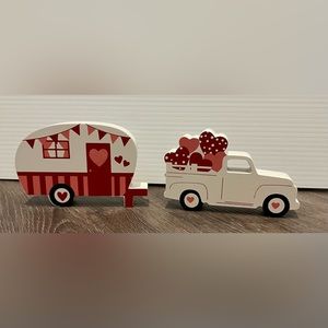 ❤️❤️Super Cute Wooden Valentine’s Day Truck and Trailer- NWT